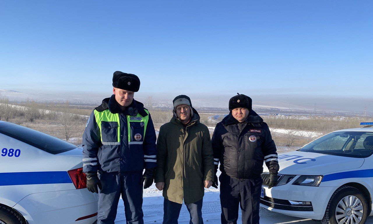 Полицейские спасли от мороза дальнобойщика, сломавшегося на трассе в  Забайкалье