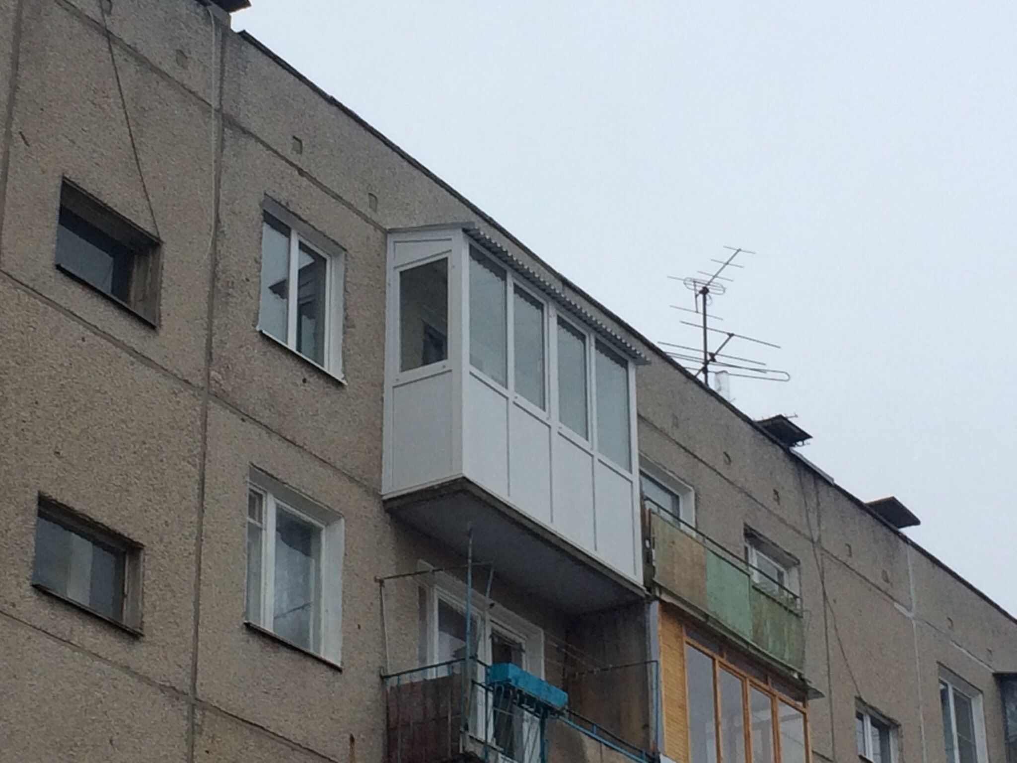Застекление балкона на последнем этаже