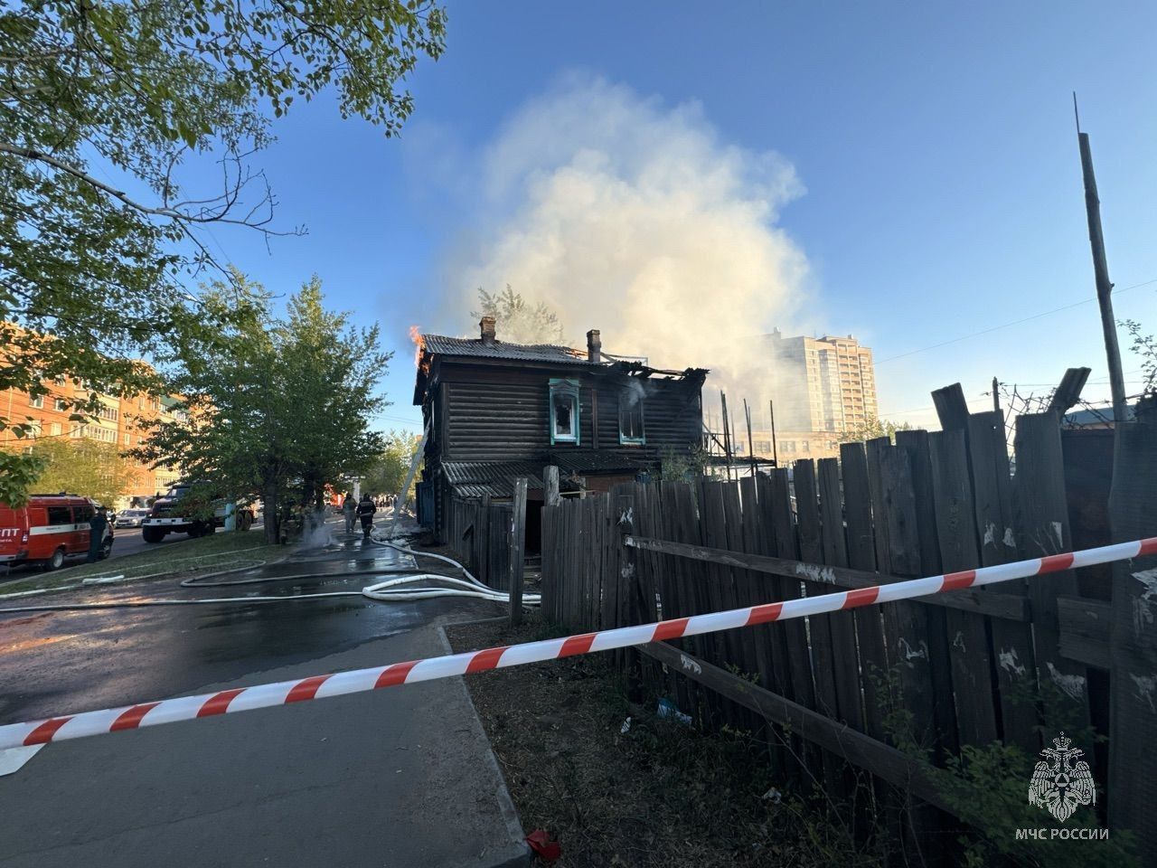 Мощный пожар в двухэтажном доме в центре Читы попал на видео