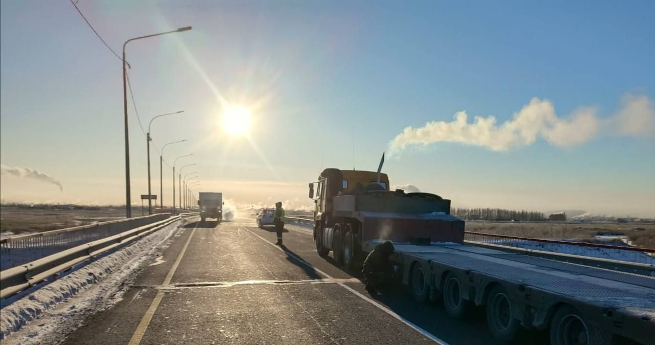 Полицейские спасли от мороза дальнобойщика, сломавшегося на трассе в  Забайкалье