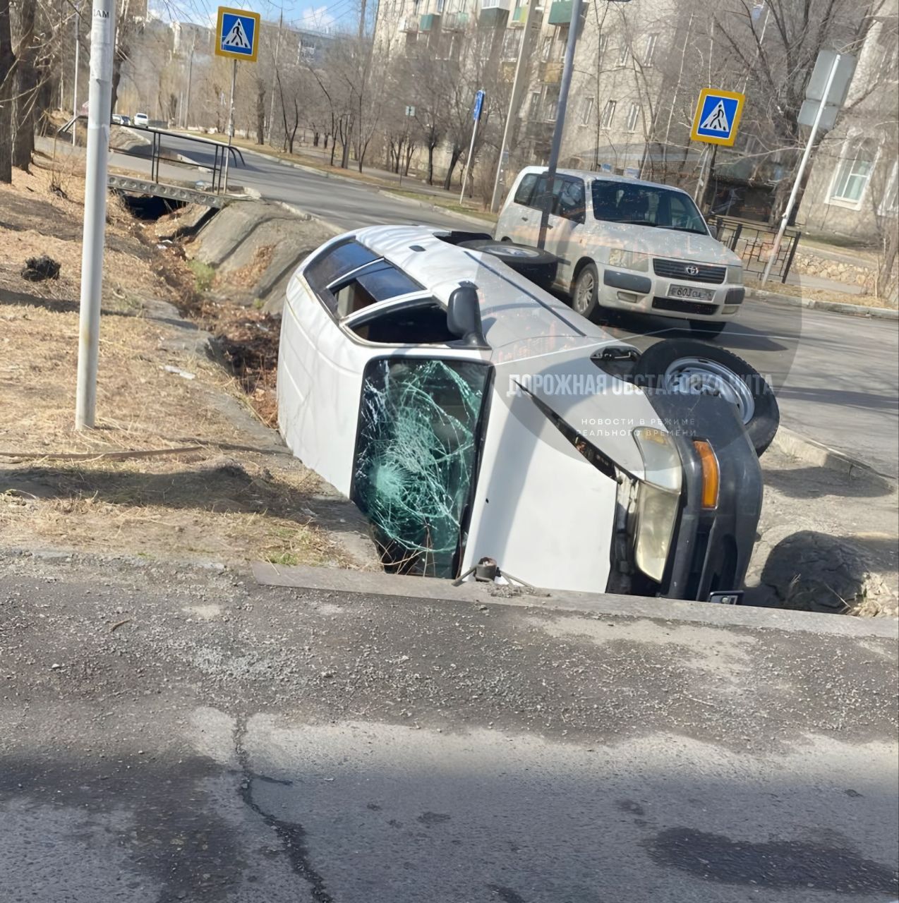 Легковушка упала в водосточную канаву возле СибВО в Чите