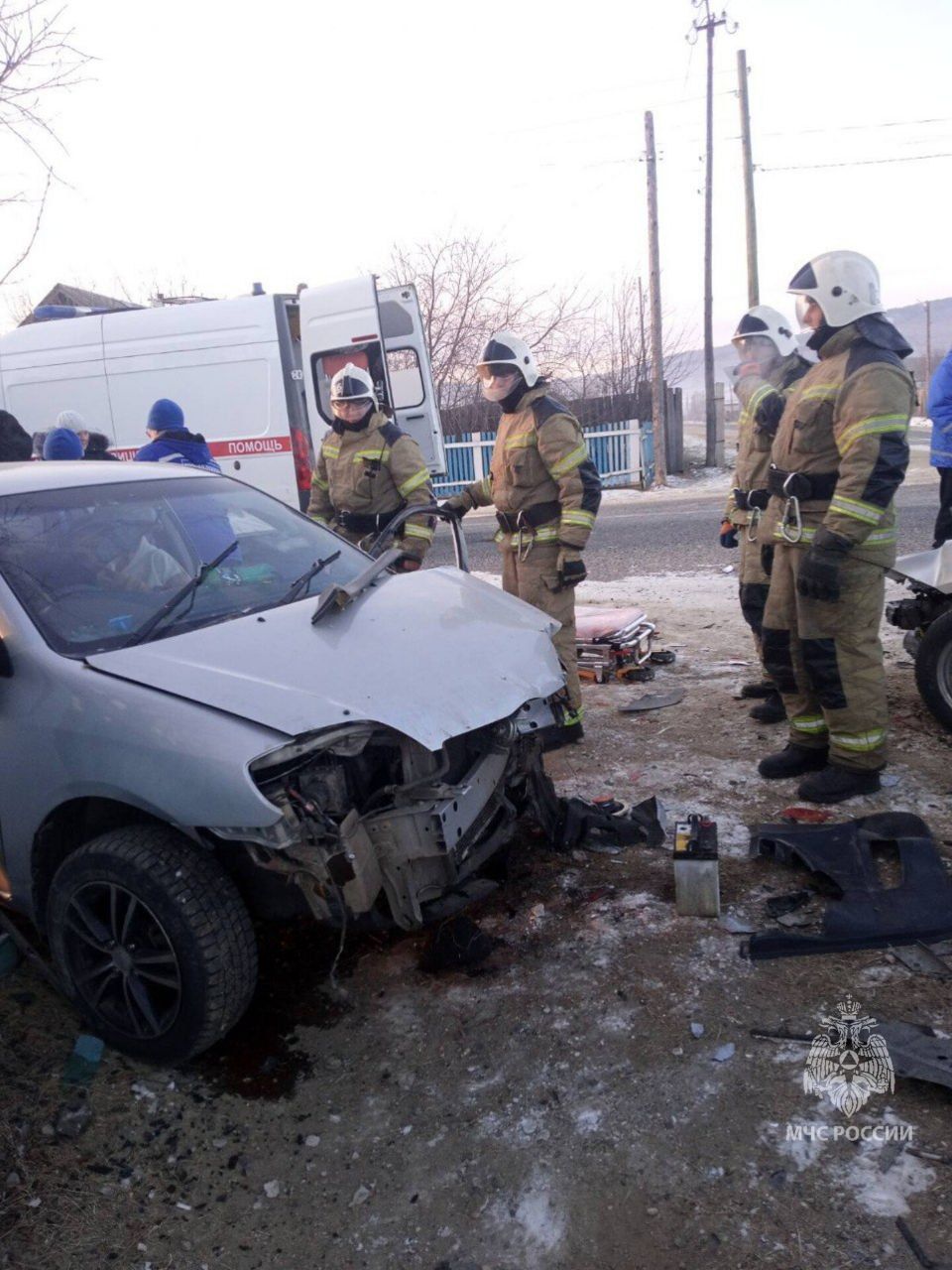 Девушку зажало в салоне легковушки после жёсткого ДТП в Улётах