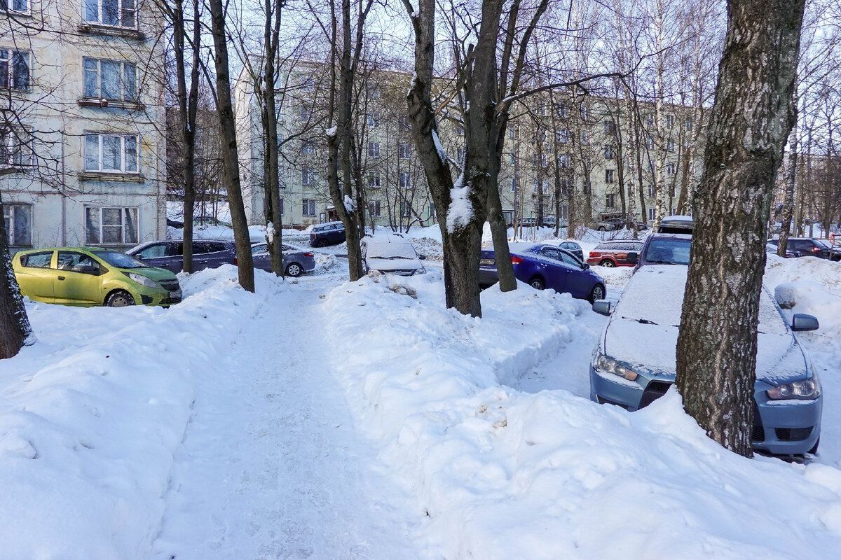 Неубранный снег во дворе. Снег во дворе. Снежный снег. Двор засыпан снегом. Легкий снег.