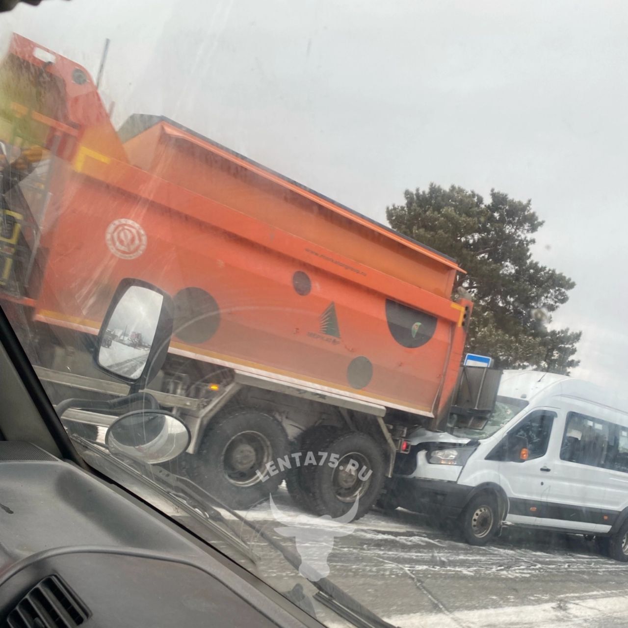 Маршрутка врезалась в снегоуборочную машину под Читой