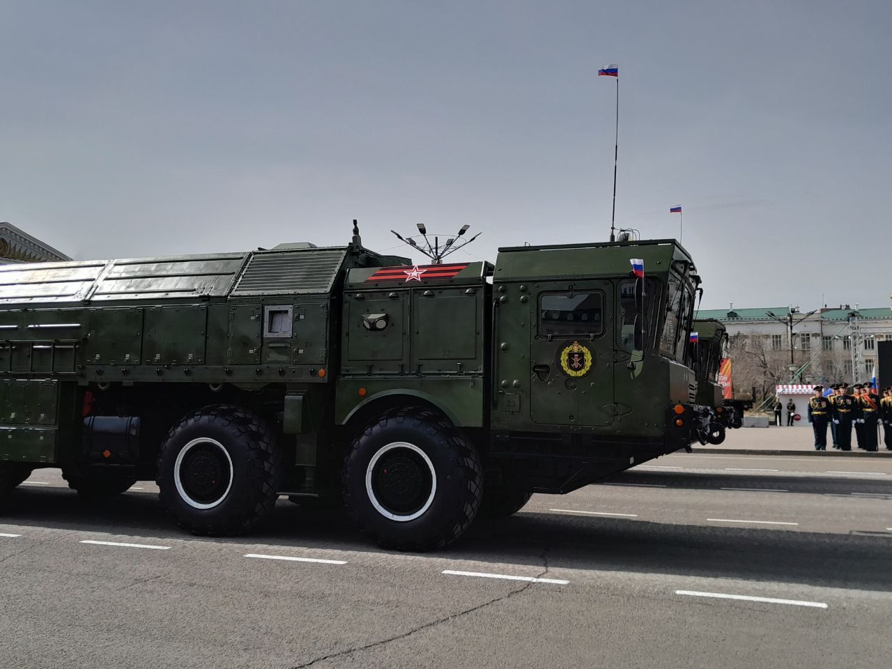 Колонны военной техники проехали по пл. Ленина в Чите в честь 9 Мая