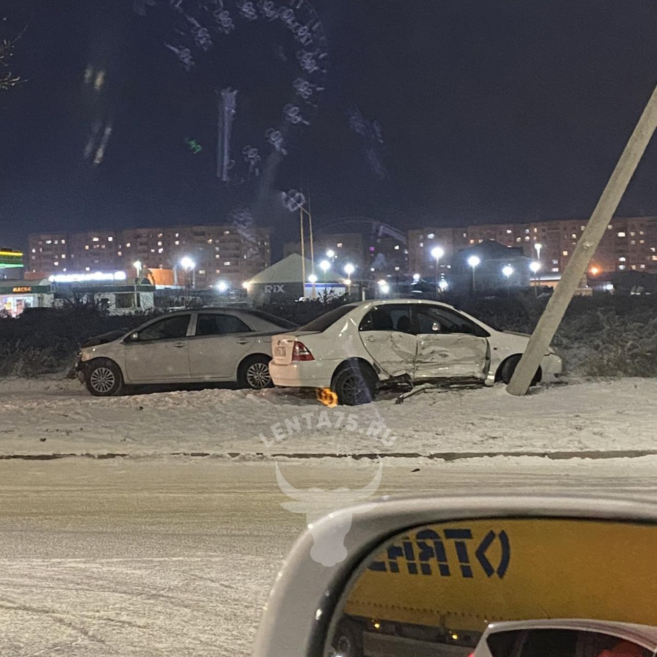 Иномарка снесла столб после столкновения с другим авто в Чите